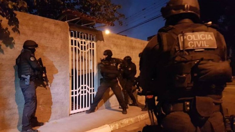 Ao todo, cerca de 60 policiais civis participaram do cumprimento de 13 ordens judiciais. 
