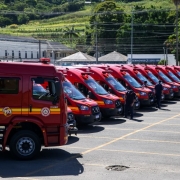 Foto de dezenove veículos do Corpo de Bombeiros Militar (CBMRS): 14 ambulâncias e cinco caminhões de combate a incêndio
