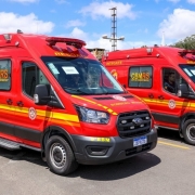 Foto de duas ambulâncias do Corpo de Bombeiros